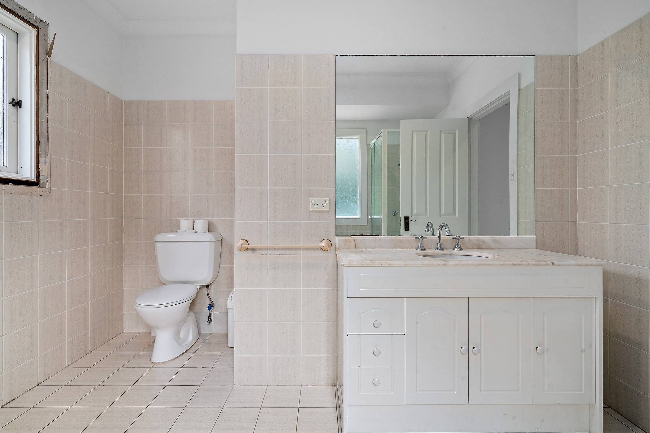 Beresford House Bathroom Before Renovation